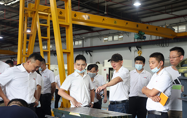 走進(jìn)工廠，領(lǐng)略制造魅力